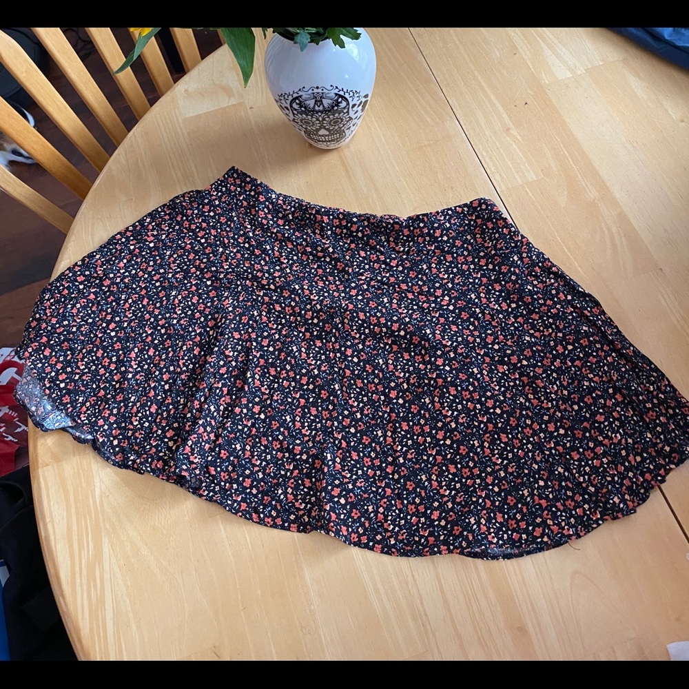 3/$30🌼 Floral Mini Skirt - Size Medium